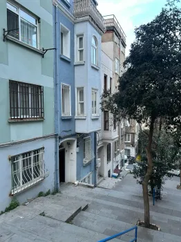 مبنى تاريخي في حي Cihangir للبيع في وسط اسطنبول